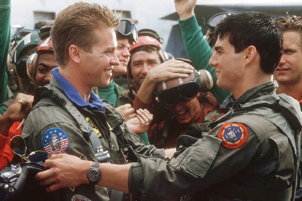 Iceman (Val Kilmer) y Maverick (Tom Cruise) en el final de "Top Gun" (1986) (Paramount)