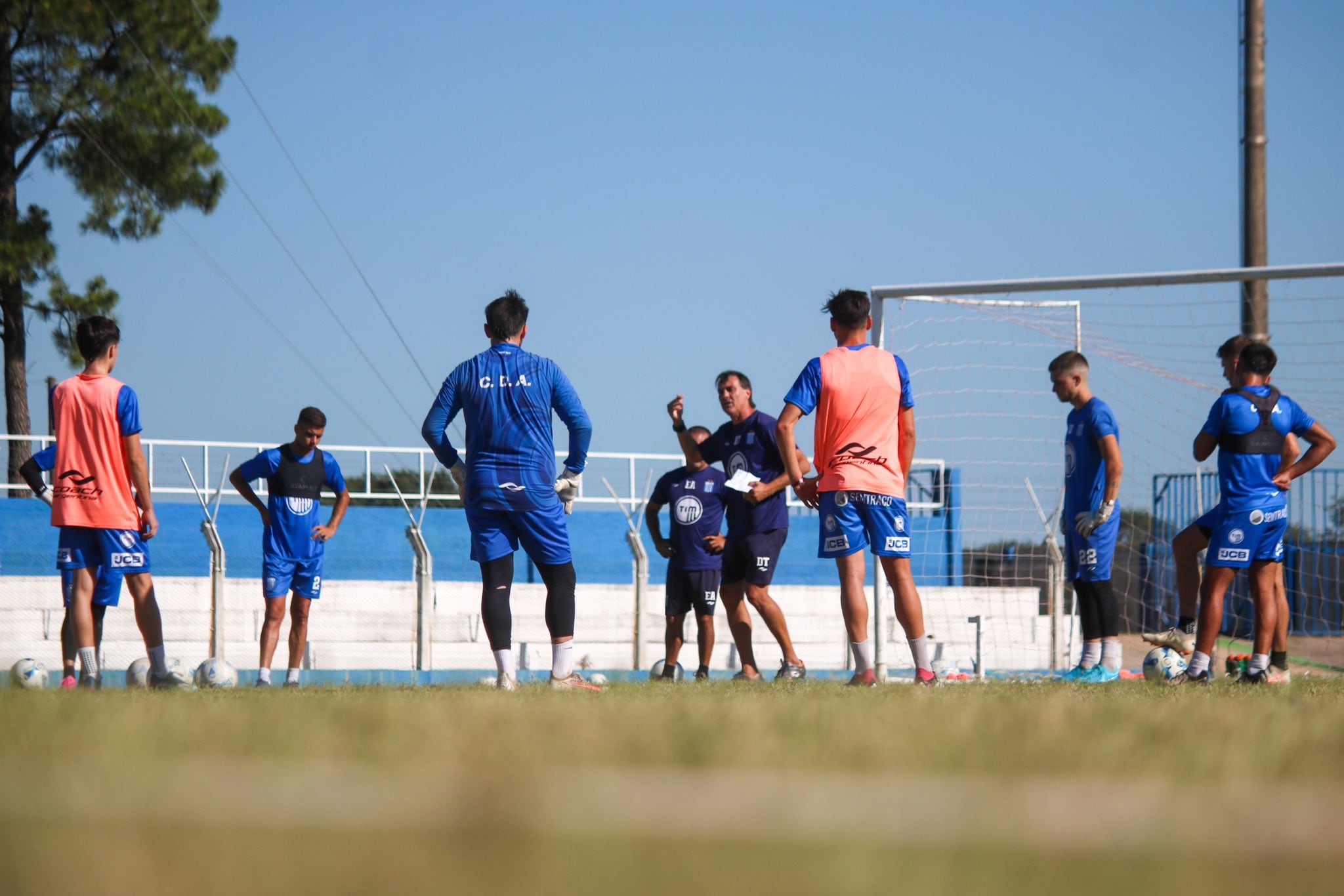 Mazzola prepara a sus dirigidos para un momento histórico /Foto: Argentino