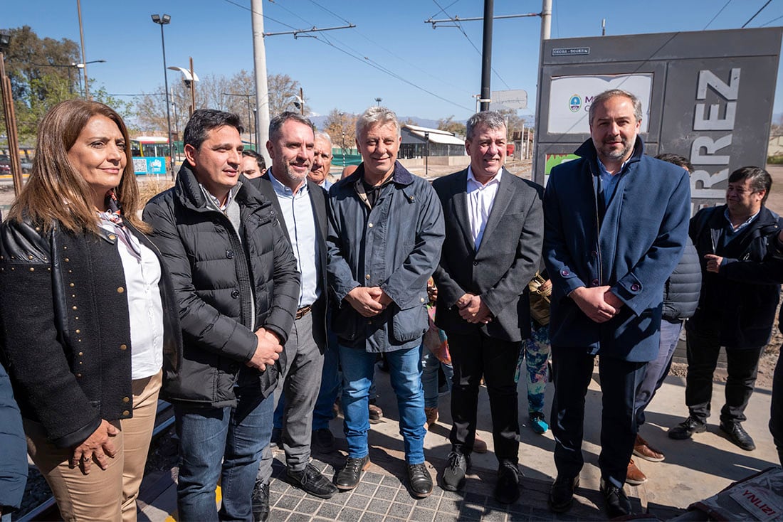 Martín Marinucci, presidente de Trenes Argentinos 
junto a Gabriela Lizana, representante de la Secretaría de Producción de la Nación, realizaron la 
comprobación del estado de las vías y el análisis de futuras reparaciones para lograr la puesta en 
funcionamiento del tren de pasajeros de Mendoza.

Foto: Ignacio Blanco / Los Andes
