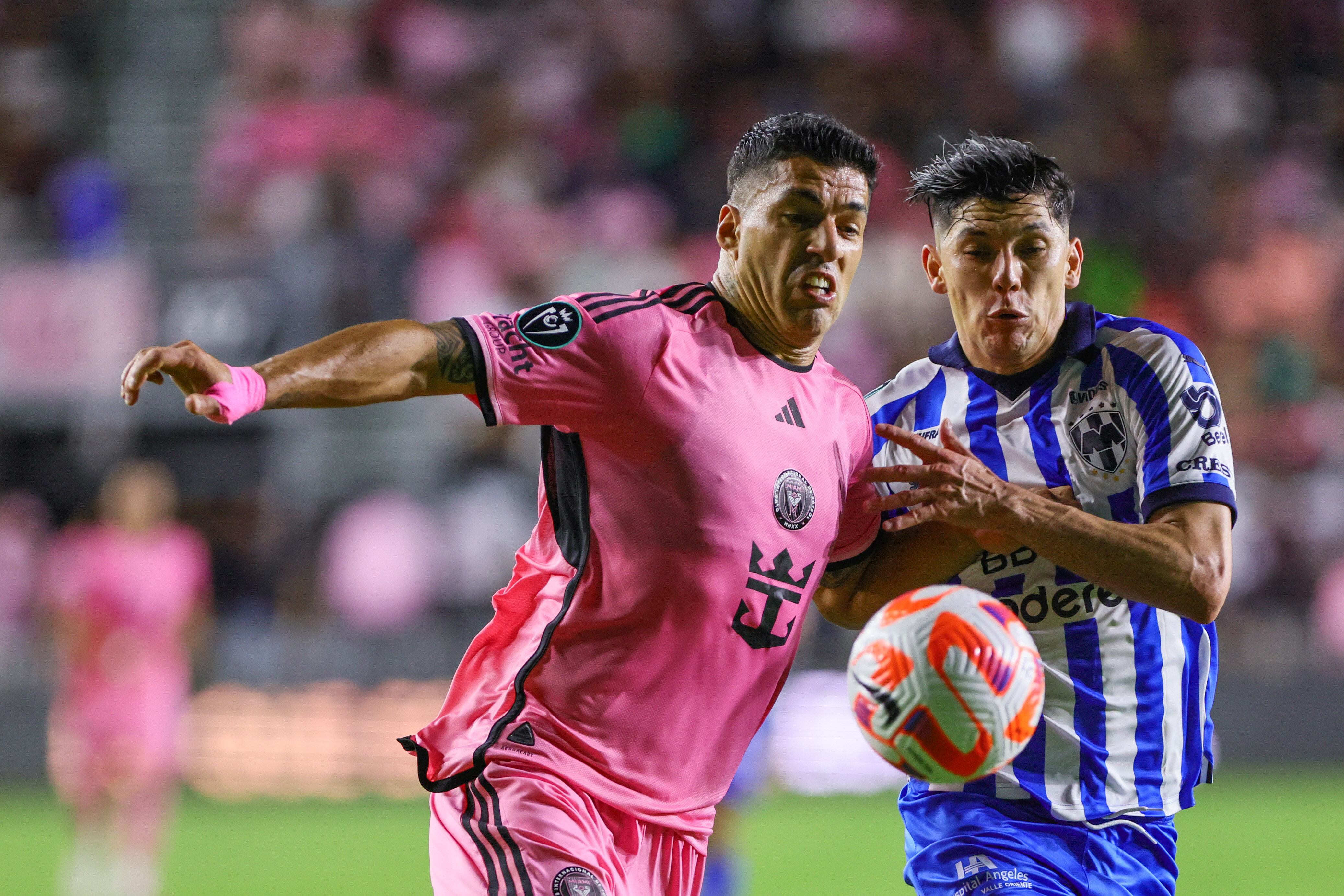 Abril 3, Fort Lauderdale, FL, 
USA; Inter Miami CF delantero 
Luis Suarez (9) lucha por la 
posesión contra Monterrey 
defensa Gerardo Arteaga (3) 
durante la primera mitad en el 
Estadio Chase. Crédito 
obligatorio: Foto NA: Sam 
Navarro-USA TODAY Sports