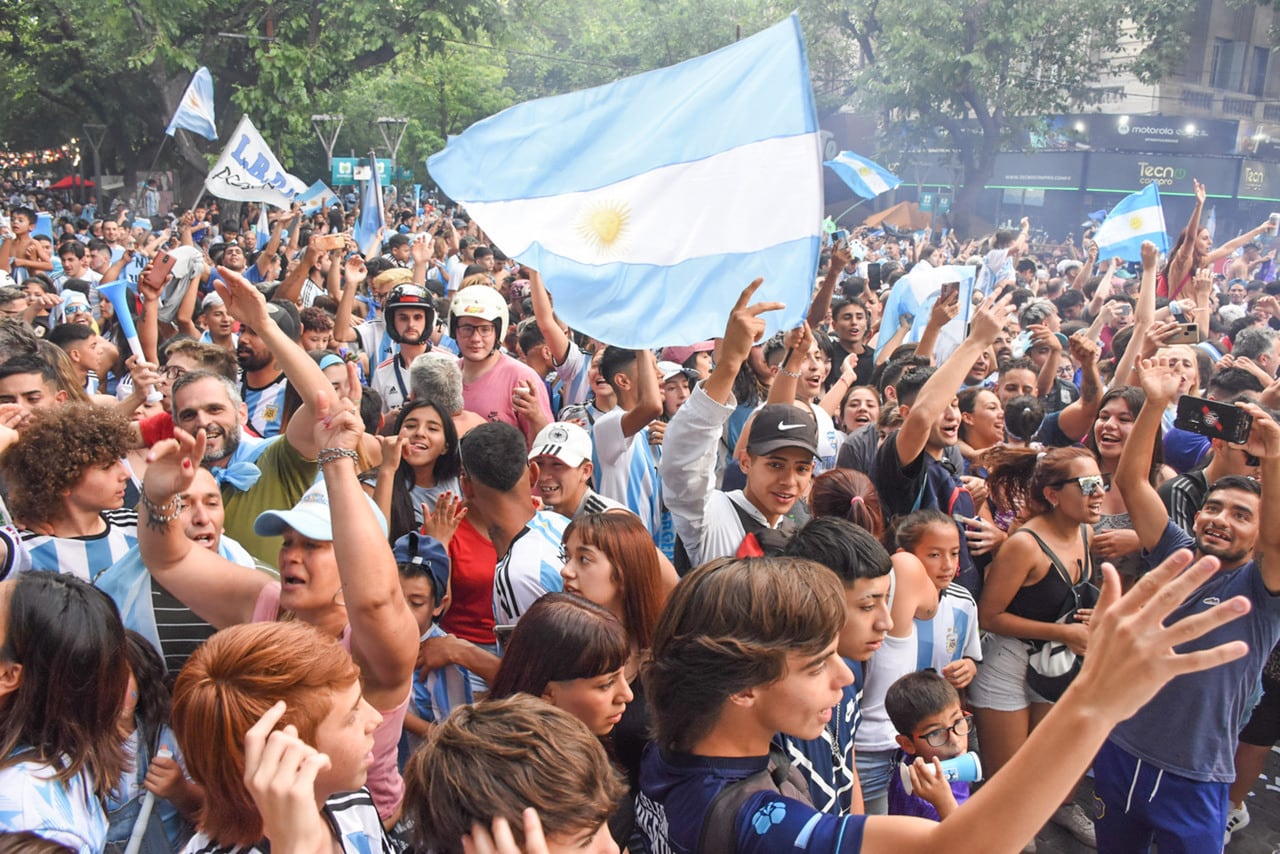 Argentina ya esta en cuarto de final y Mendoza lo festejo así. 
Foto: Mariana Villa / Los Andes