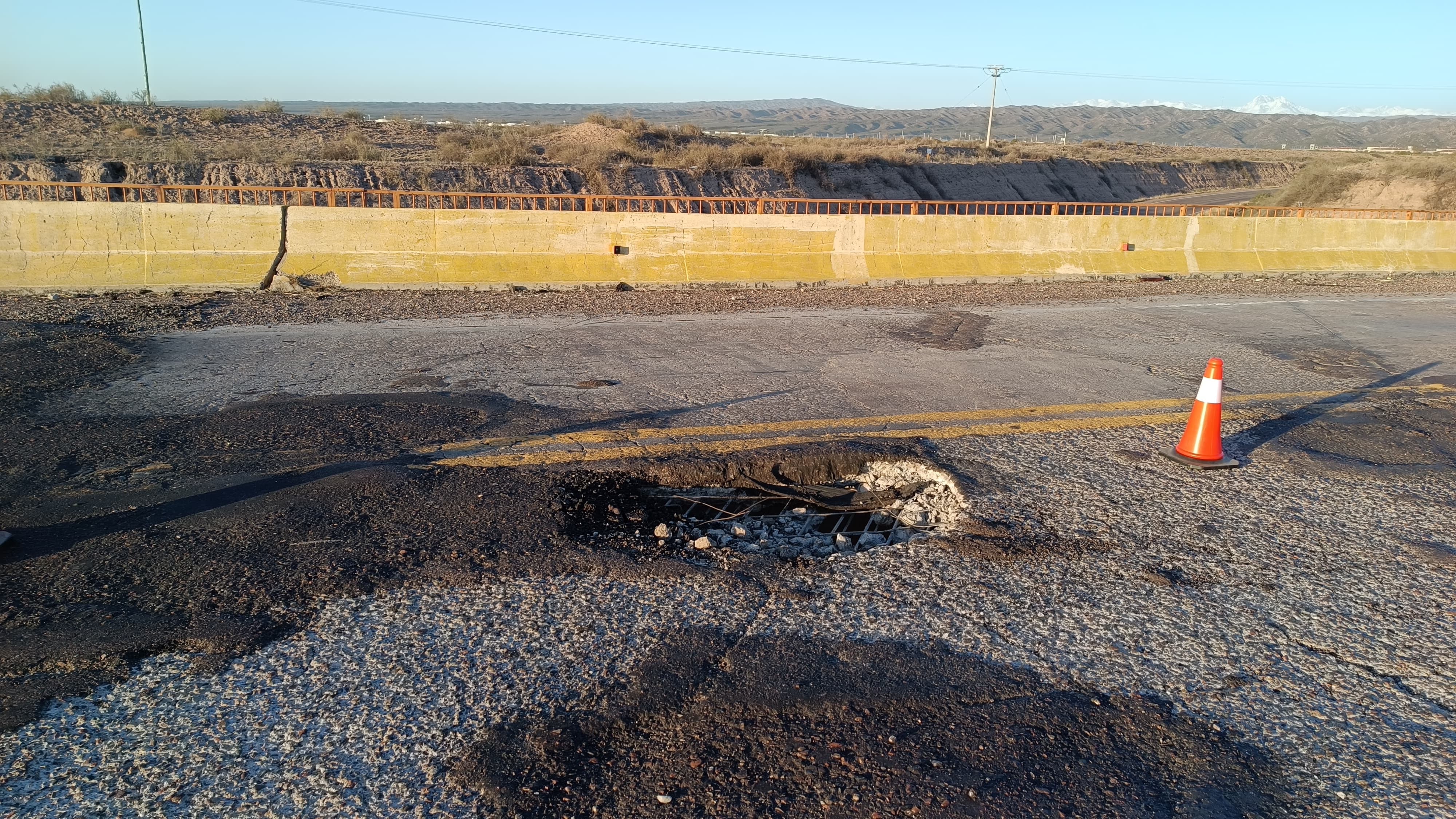 Socavón en la ruta 7 (Cacheuta): aplicaron un bypass para el tránsito (Prensa Gendarmería Nacional)