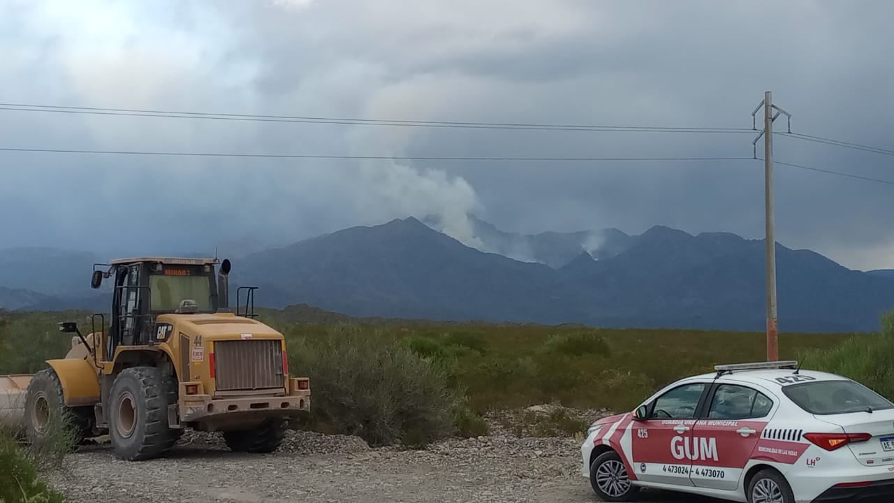 En el lugar trabajan varias dotaciones de bomberos y helicópteros de la Policía - Gentileza Ministerio de Seguridad