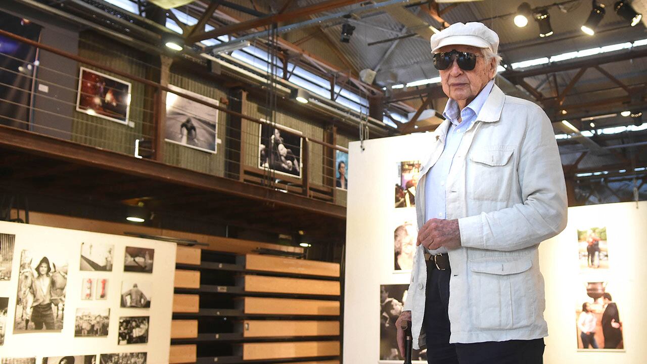 Mendoza 27 de noviembre de 2017 Julio Le Parc

Julio Le Parc (escultor y pintor) fue nombrado padrino cultural de la ciudad de Mendoza. Dio una conferencia de prensa junto al Intendente Rodolfo Suarez  en la Nave Cultural en el salon donde se expone la muestra anual de ARGRA (asociacion de reporteros graficos de la Republica Argentina).
Foto: Andres Larrovere / Los Andes
