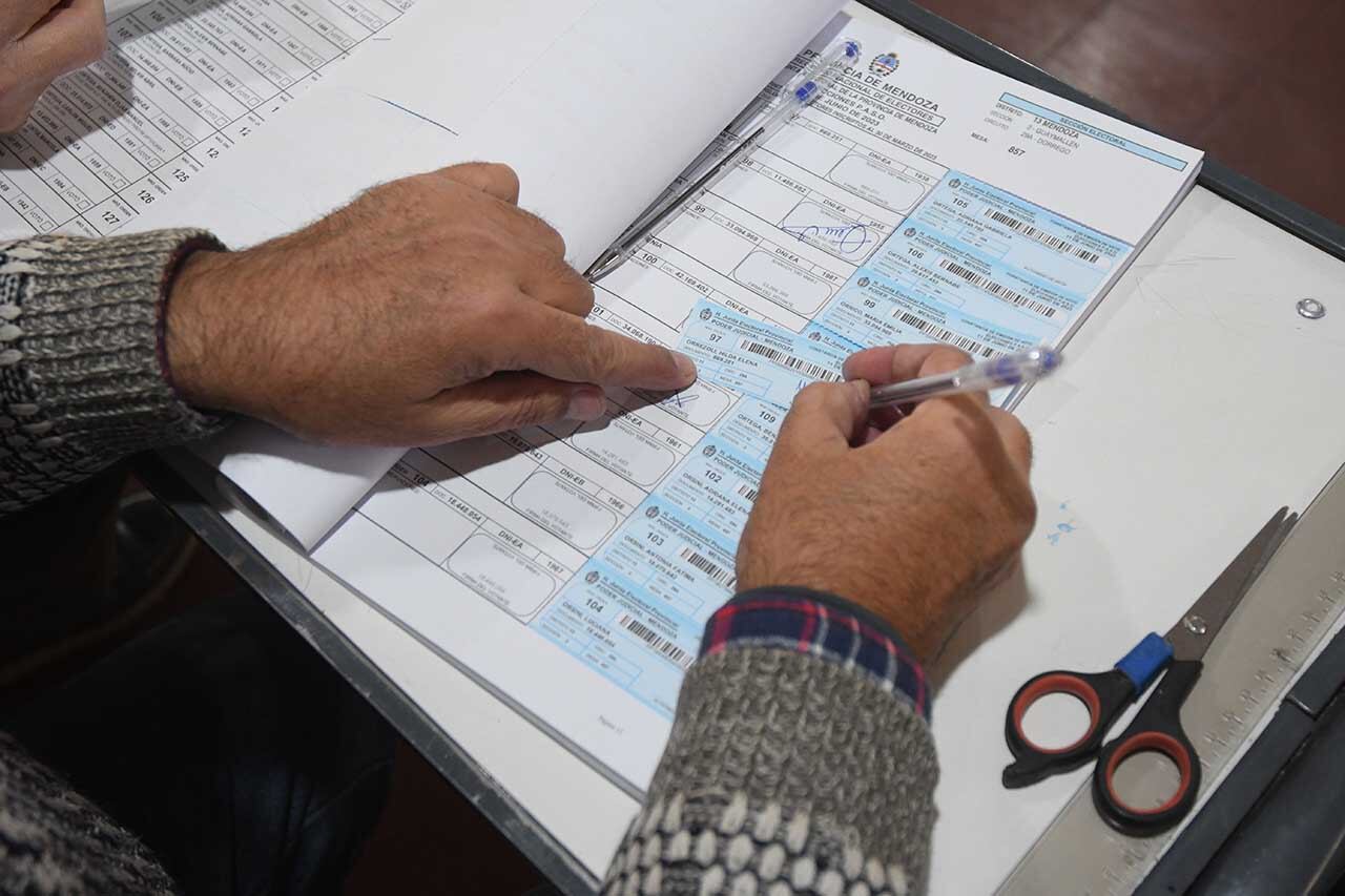 La boleta única debutó sin mayores problemas y, en algunas escuelas, incluso hubo personas explicando la metodología a quienes necesitaban una instrucción extra. Foto: José Gutierrez / Los Andes