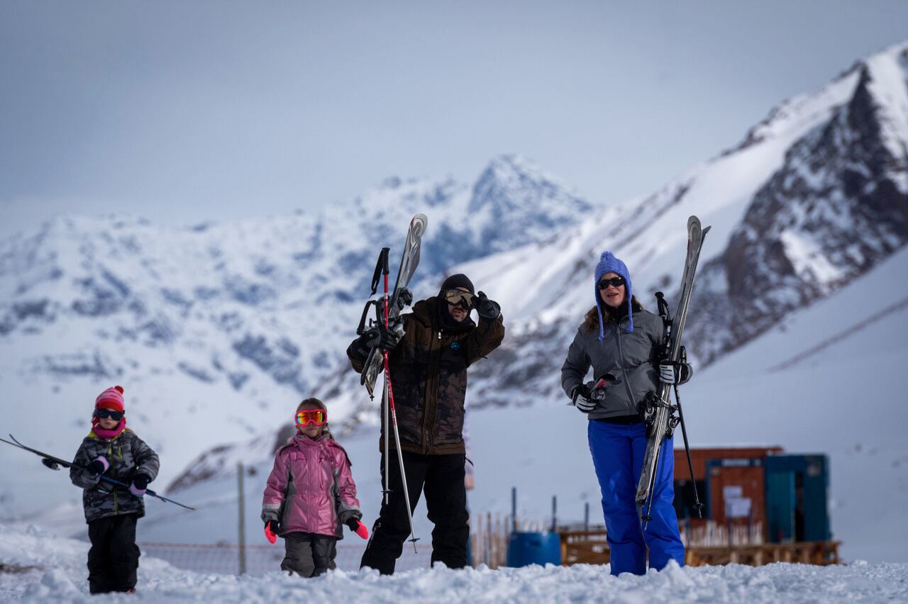 Parque Los Puquios. Por las nevadas desde el sector hotelero confían en que habrá una temporada de esquí larga, lo que “facilitará la combinación de estadías entre la ciudad y los centros invernales”. / Foto: Ignacio Blanco / Los Andes 