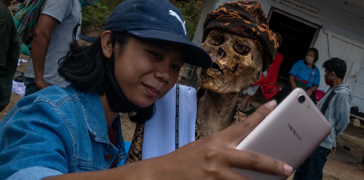 Una tribu de Indonesia desentierra a sus muertos una vez al año para limpiaros y fotografiarse con ellos. Foto Hariandi Hafid