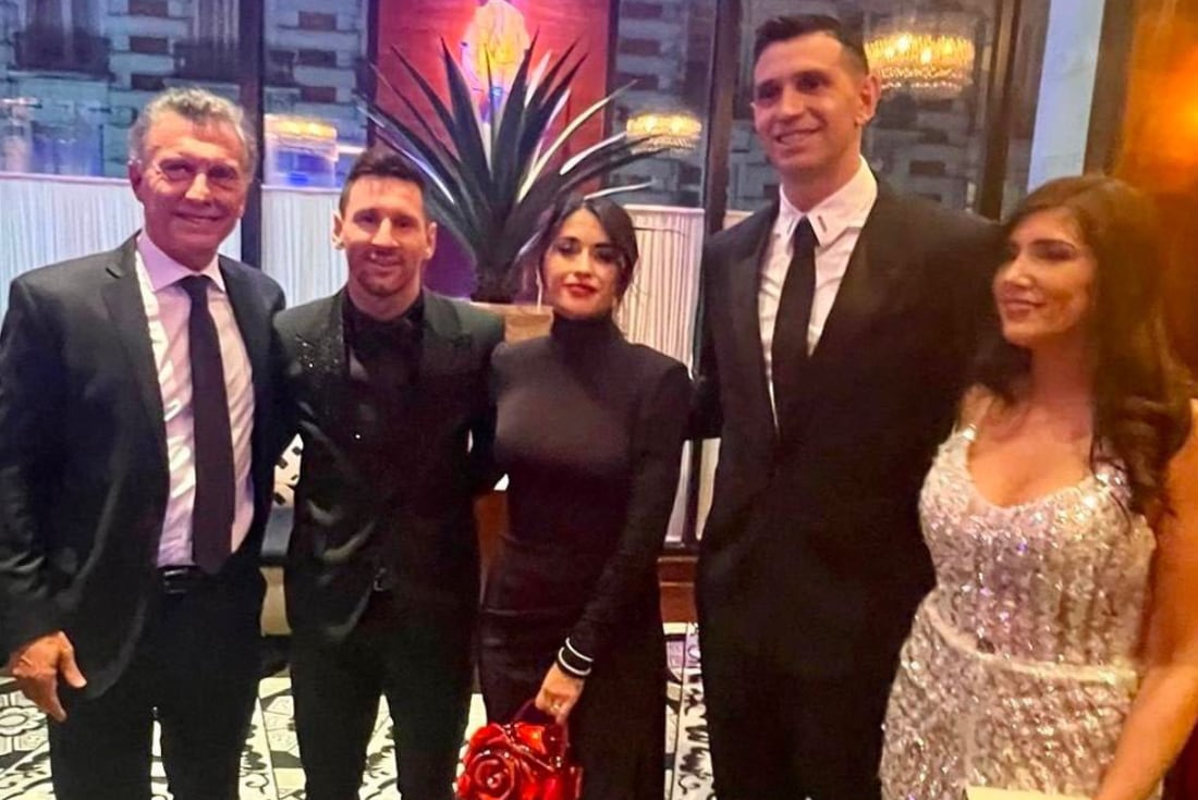 Macri con Lionel, Antonela, el "Dibu" y Mandinha tras la ceremonia de los premios The Best. (Foto / Twitter)