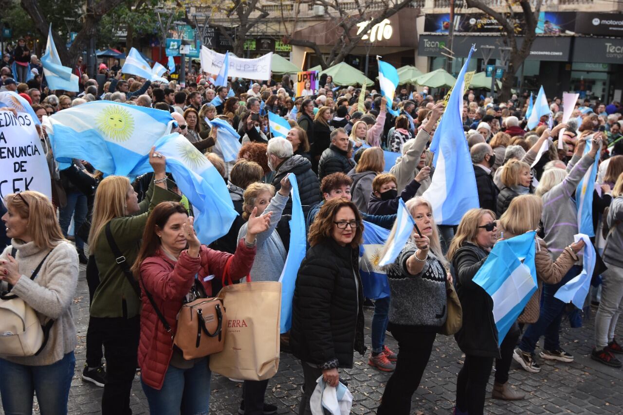 El "Banderazo" se hizo presente en Mendoza.