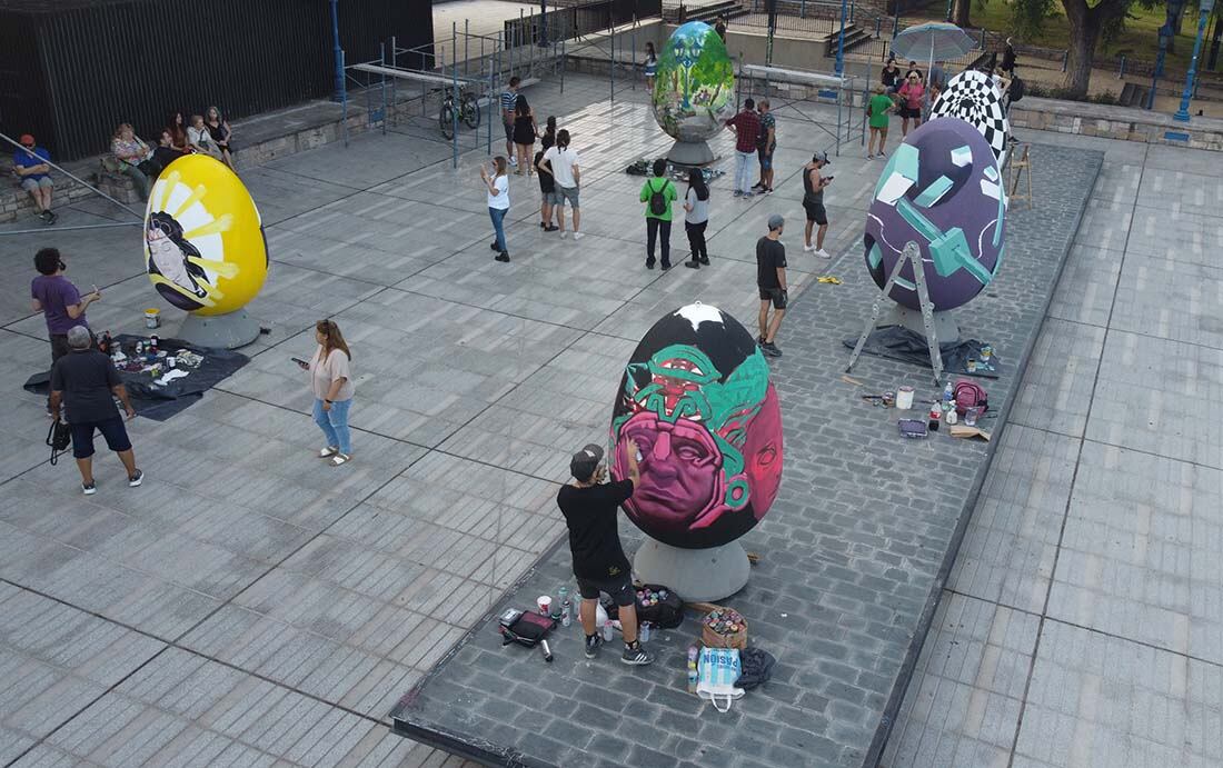 Por segundo año se realizó la exposición de huevos gigantes en la plaza Independencia como parte de la Pascua Croata, donde artistas mendocinos pintaron los huevos en vivo. Foto: Marcelo Rolland / Los Andes