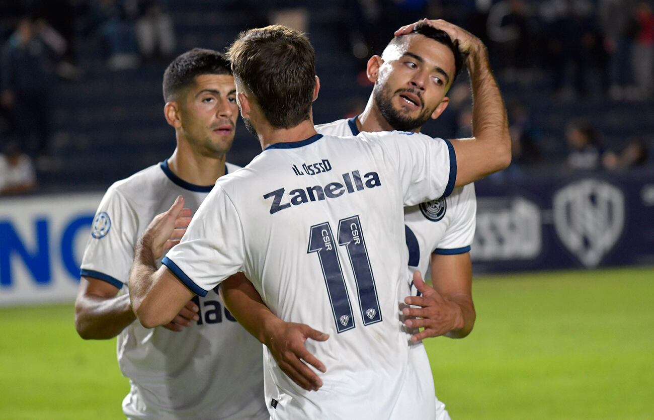 Juan Manuel Elordi y Alex Arce convirtieron los goles con los que Independiente Rivadavia  venció al Club Quilmes y trepó al quinto puesto de la Zona B por la fecha 11 de la Zona B de la Primera Nacional en el Estadio Juan Bautista Gargantini por la fecha 11 de la zona B del torneo de Fútbol  Primera Nacional 2023

Foto: Orlando Pelichotti