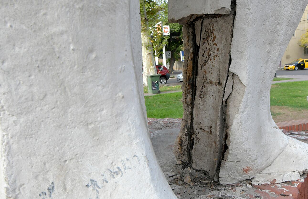 Una emblemática estatua de Dorrego está al borde del derrumbe por fallas estructurales. Foto: Orlando Pelichotti / Los Andes.