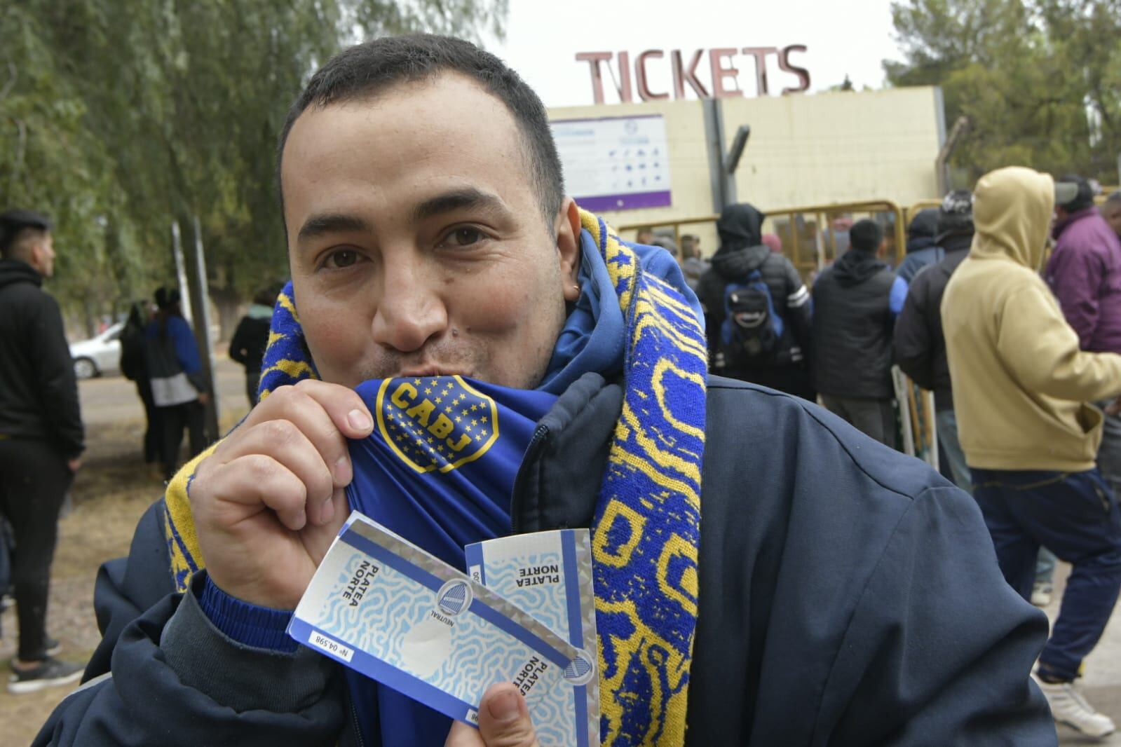 Godoy Cruz-Boca: los hinchas “neutrales” coparon el Malvinas para conseguir una entrada Foto: Orlando Pelichotti