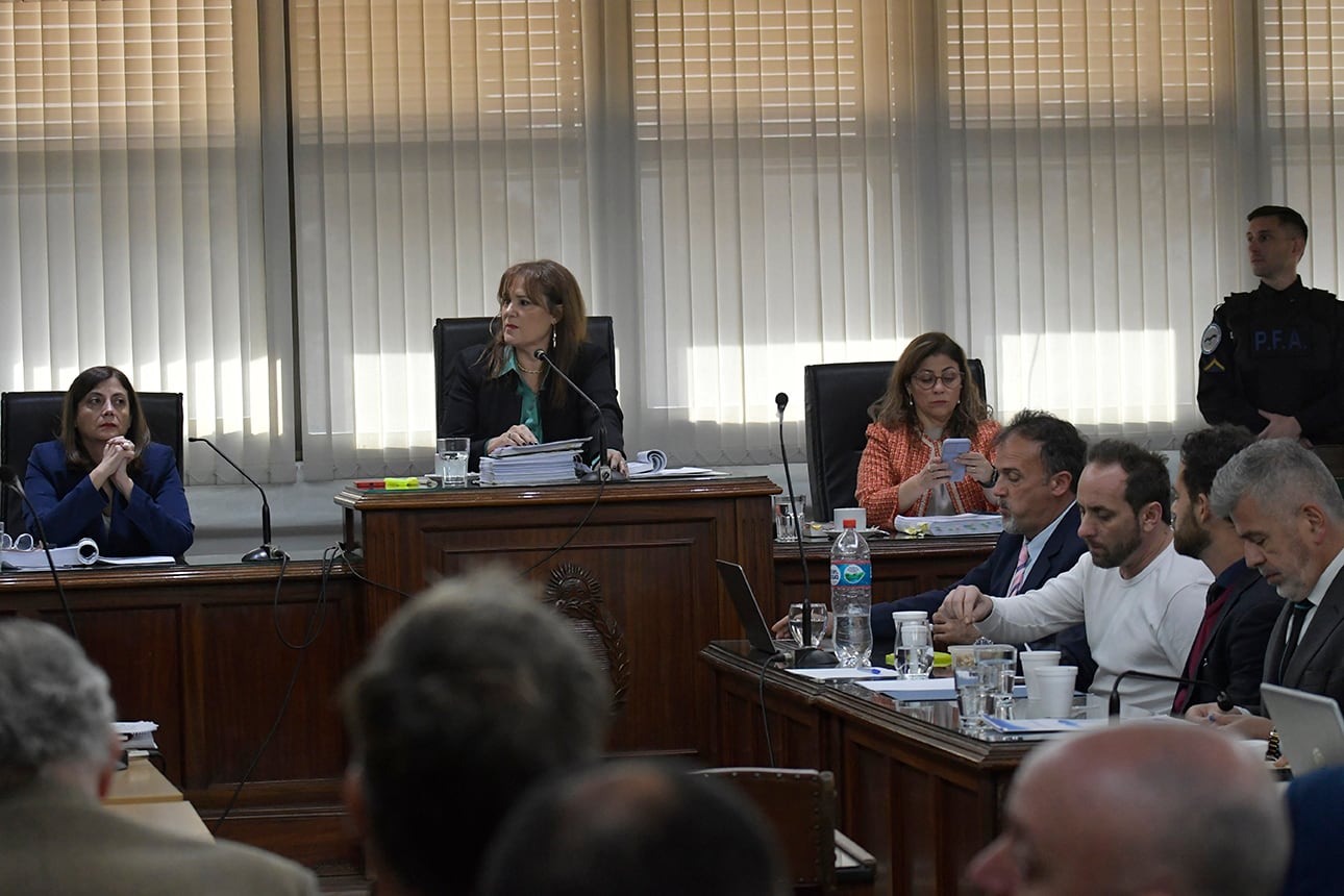 El Tribunal Oral Federal N°2 de Mendoza comenzó hoy el proceso oral y público contra el suspendido juez federal Walter Bento, acusado de ser el líder de una asociación ilícita que requería dinero a cambio de favores en las causas que instruía.

Foto: Orlando Pelichotti