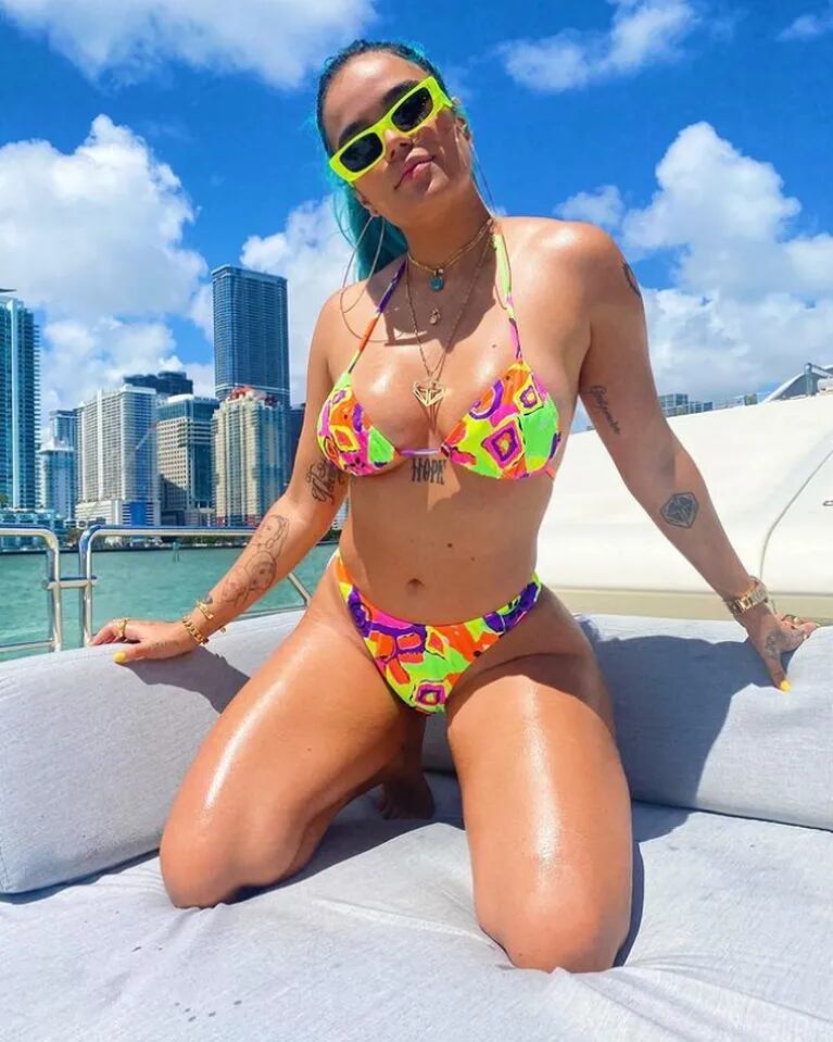 Karol G subió las temperaturas en el mar y mostró un sensual piercing