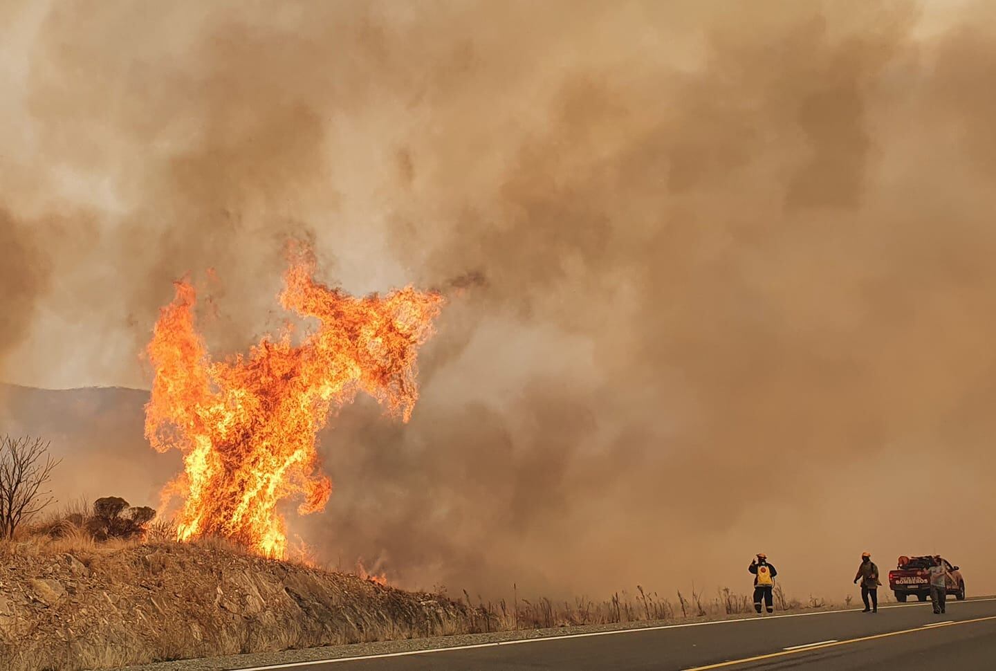 El reportero gráfico Daniel Cáceres captó una escalofriante imagen en medio de los incendios que azotan a Córdoba. Foto gentileza Daniel Cáceres.