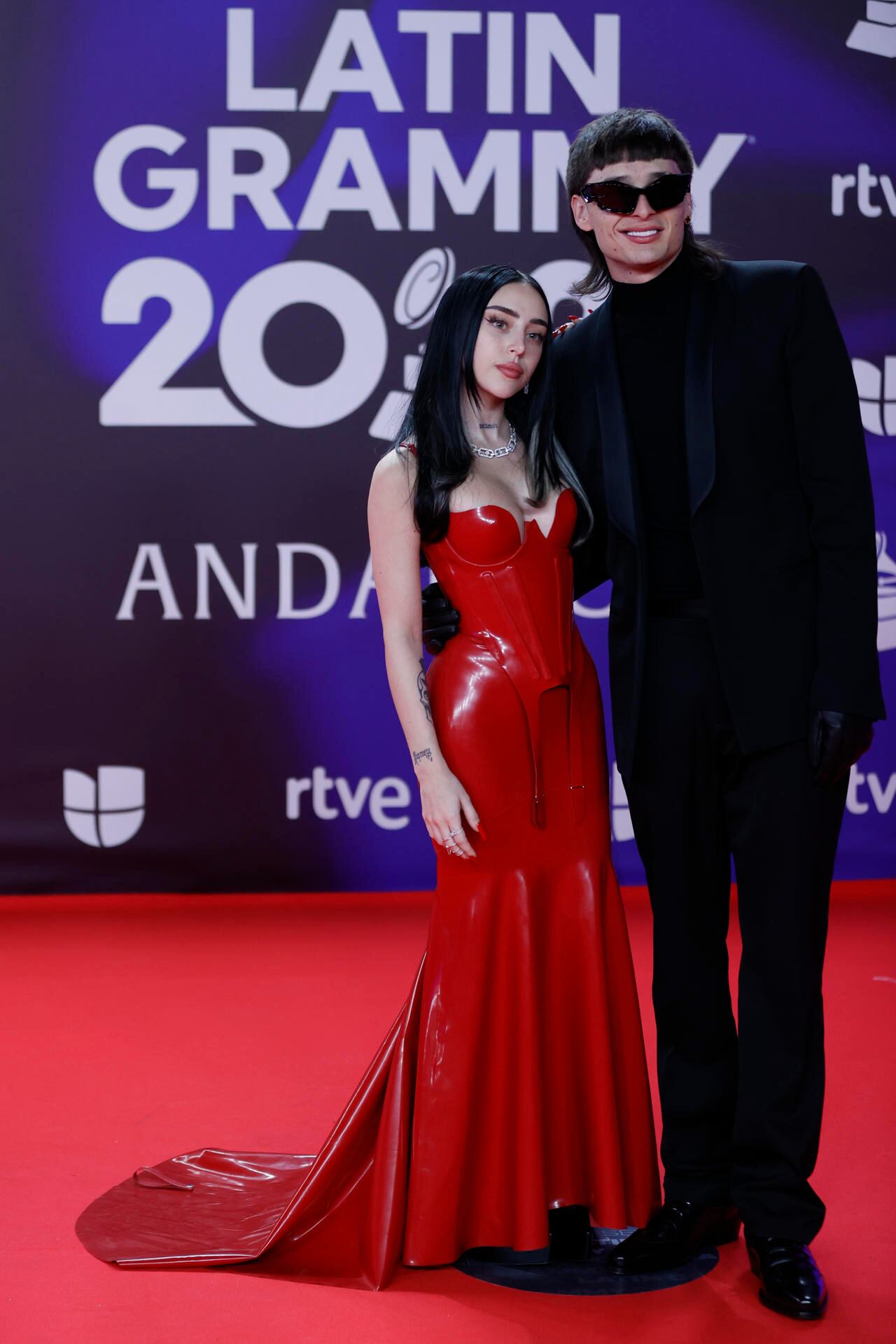 SEVILLA. 16/11/2023.- El cantante y compositor mexicano Peso Pluma, posa para los fotógrafos junto a Nicki Nicole en la alfombra roja de la gala anual de los Latin Grammy, este jueves en Sevilla. EFE/Jorge Zapata