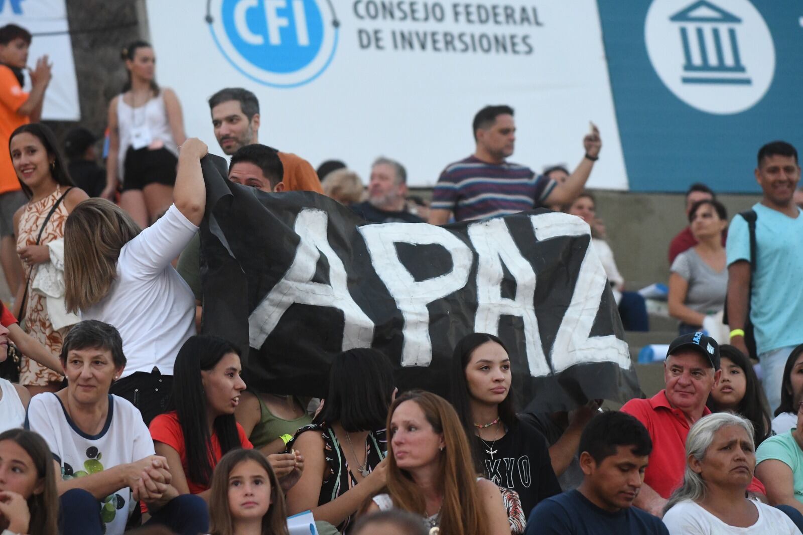 A minutos de que arrancara la Fiesta Nacional, las gradas ya estaban llenas de espectadores que llegaron temprano para esperar el Acto Central.