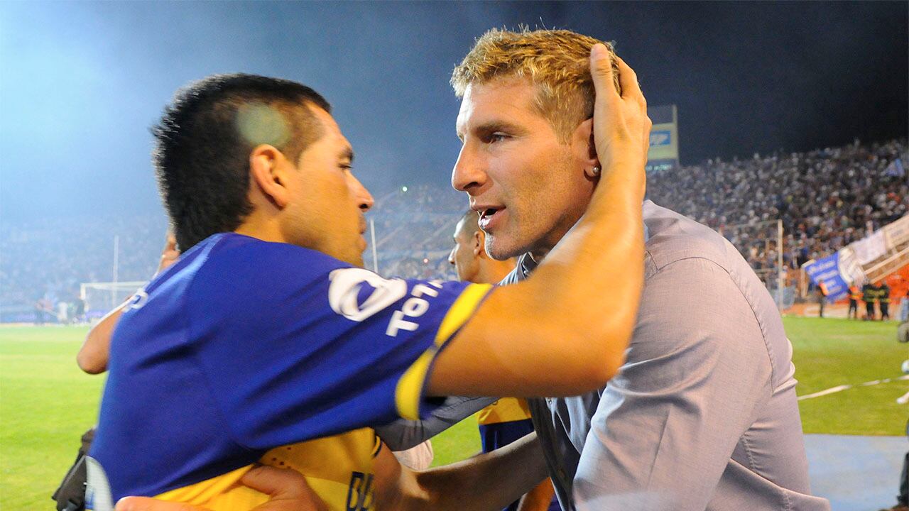 Mendoza 20  de OCTUBE de 2013 Godoy Cruz Boca

Martin Palermo (DT Godoy Cruz) se saluda con Juan Roman Riquelme (Boca Juniors). Godoy Cruz y Boca Juniors disputan el  partido de futbol de primera A en el Estadio Malvinas Argentinas.