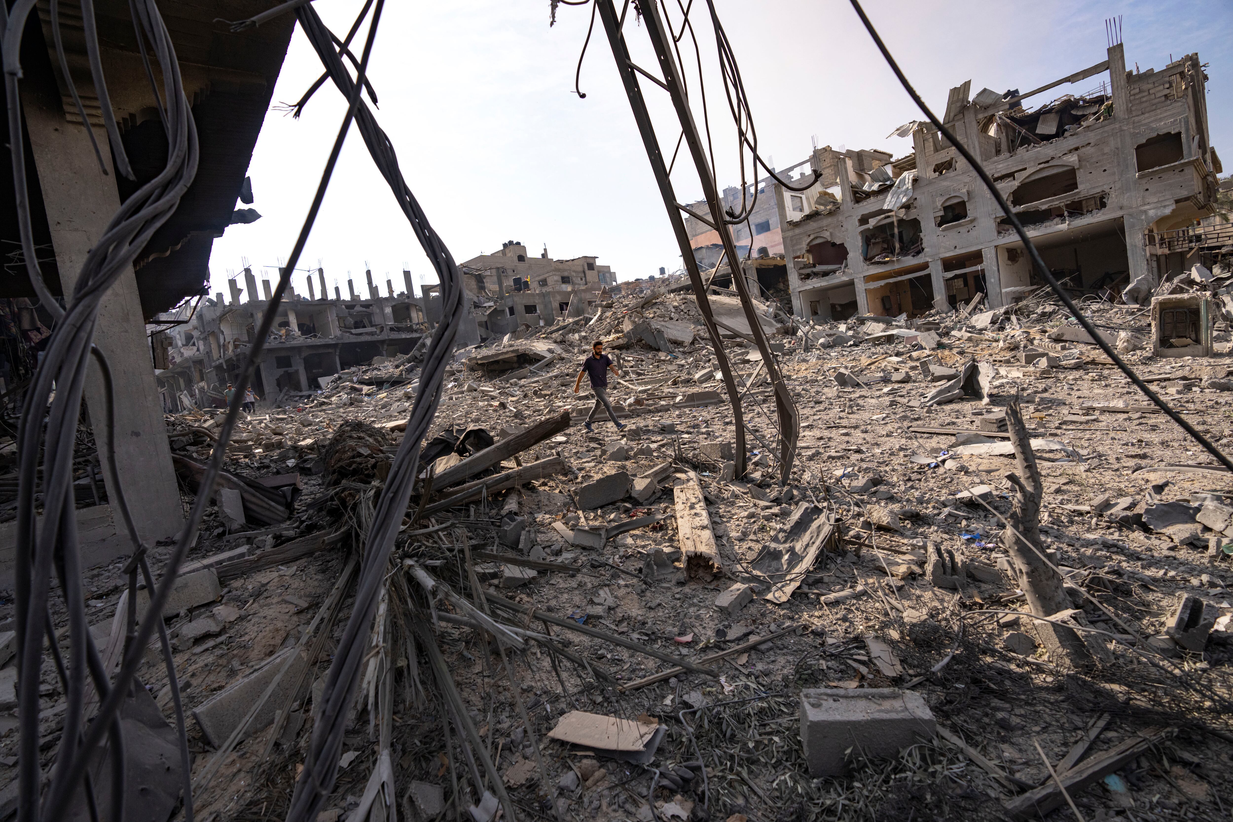 Un palestino camina entre la destrucción causada por los ataques aéreos israelíes en la Ciudad de Gaza, el 11 de octubre de 2023. (AP Foto/Fatima Shbair)