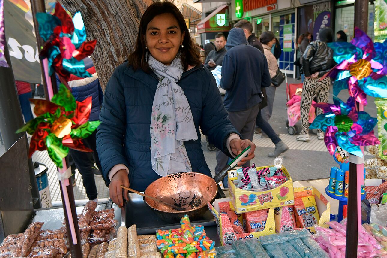 Verónica Morales, manicera desde hace 10 años en la misma esquina. Foto: Orlando Pelichotti
