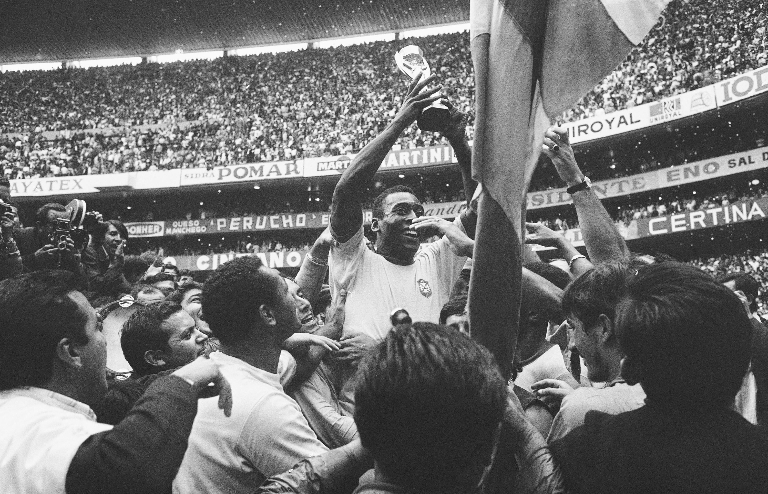 Pelé alzando la Copa Jules RImet en el Estadio Azteca, en 1970.