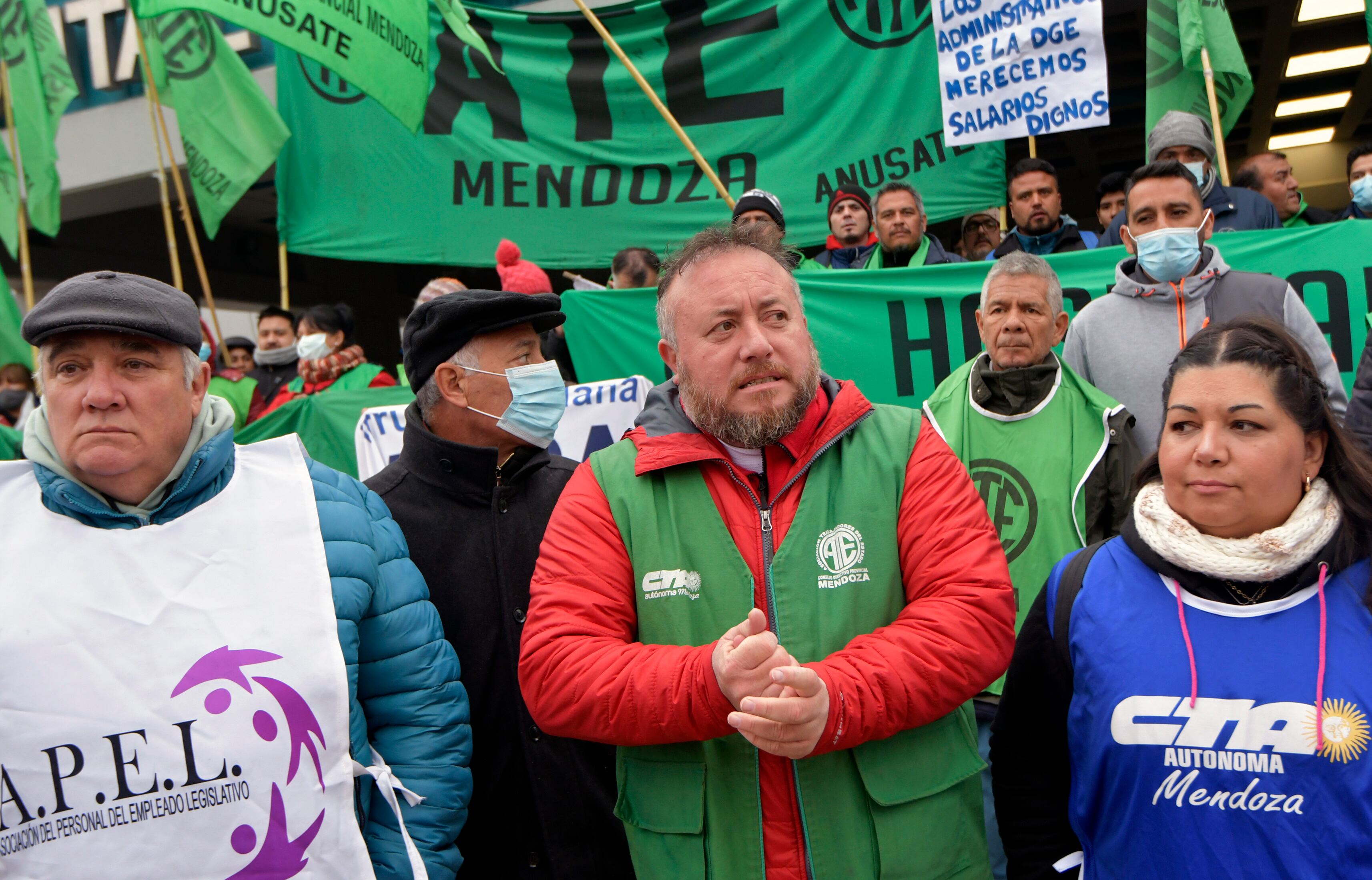 La Asociación de los Trabajadores del Estado, a cargo de Roberto Macho, anunció esta mañana, en el Hospital Notti, Jornada de Paro y Movilización de Actividades para la jornada de mañana.



Foto: Orlando Pelichotti