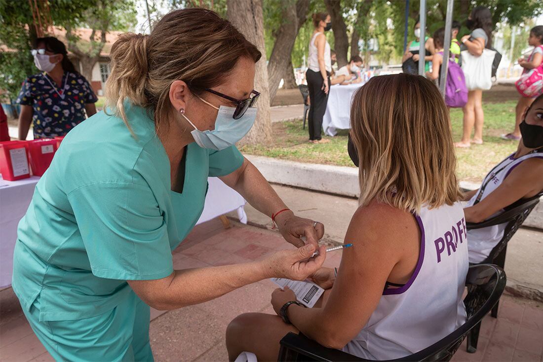 Campaña de vacunación en las escuelas de verano
Club Petroleros YPF en Godoy Cruz
El Ministerio de Salud, Desarrollo Social y Deportes de la Provincia continúa con las estrategias para llegar a vacunar a la mayor cantidad de mendocinos. En esta oportunidad se agrega un dispositivo para poder llegar a la población más joven y así completar esquemas antes del inicio del ciclo lectivo. 
la profesora Guadalupe Labay es vacunada por Nancy Vietti
 
Foto: Ignacio Blanco / Los Andes 