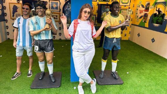 Las figuras de Maradona y Pelé pueden verse en las calles de Qatar 2022. Foto: ESPN