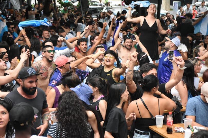 Festejos en calle Arístides - Mariana Villa