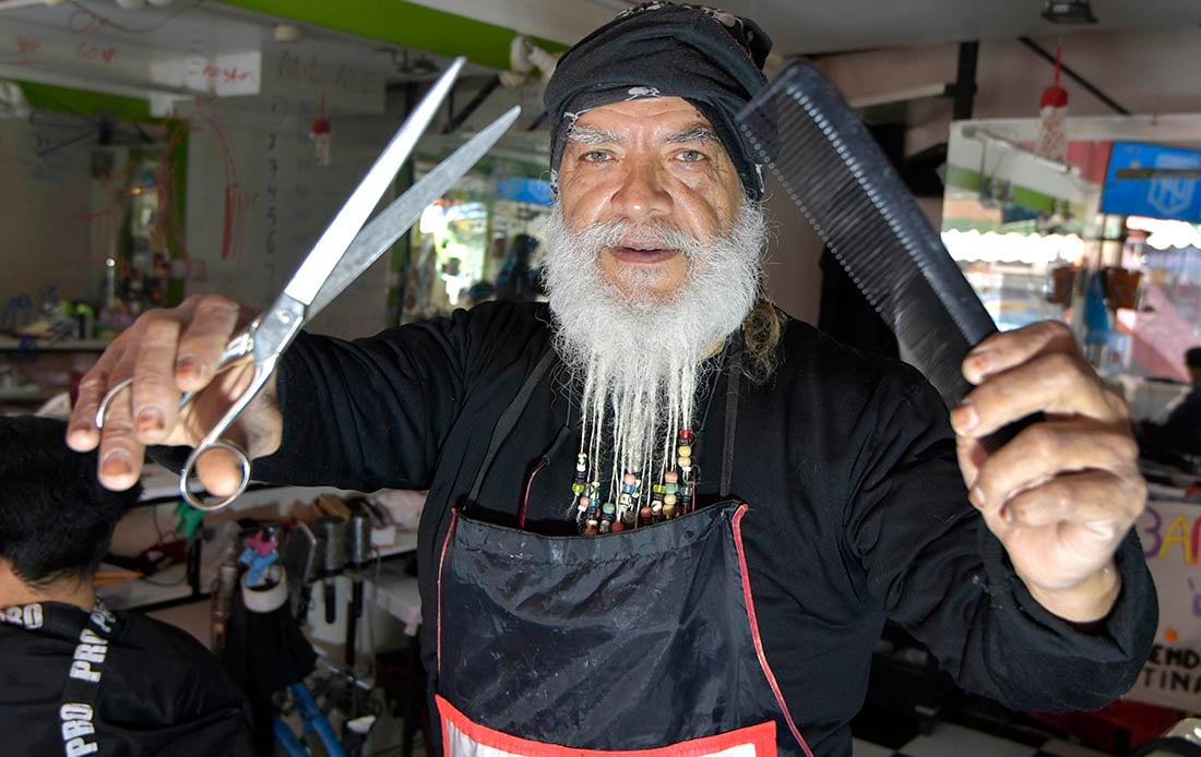 En honor a Santa Rosa de Lima, el peluquero Marcelo Torres, con 51 años de oficio no cobra el corte del cabello. Foto: Orlando Pelichotti / Los Andes