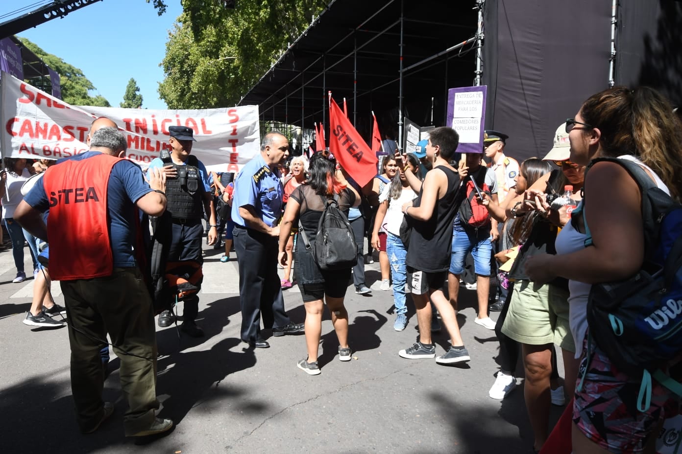 SITEA reclamó en el "contracarrusel" por el sueldo de los trabajadores estatales. Foto: José Gutiérrez/Los Andes