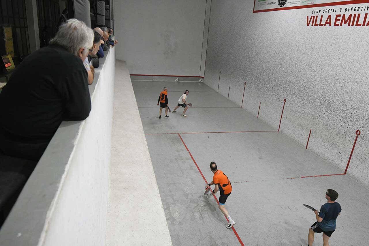 En el club Villa Emilia, en Godoy Cruz, los socios disfrutan del pelota-paleta. | Foto: José Gutierrez / Los Andes