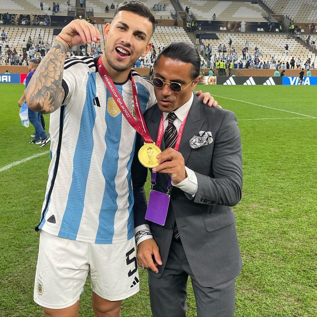 Salt Bae fue criticado por tocar la Copa del Mundo