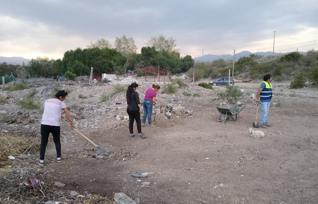 Ya sin basura, el baldío fue mutando hasta convertirse en una huerta comunitaria. 