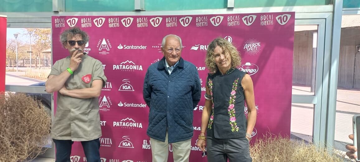 El chef Diego García Tedesco, organizador de Bocas Abiertas, junto a  Abel Albino y Maru Botana en la feria a beneficio de Conin que se realizó, en la Nave Cultural.