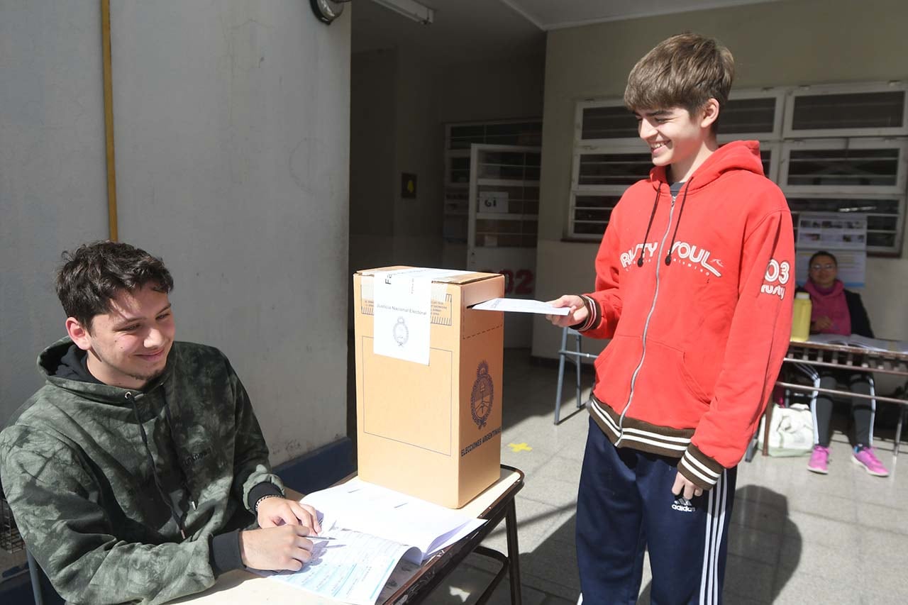 Elecciones PASO presidenciales 2023 en la provincia de Mendoza.
Facundo Zappa, de 16 años, vota por primera vez en la escuela Adolfo Pérez Esquivel de Capital
  Foto: José Gutierrez / Los Andes 