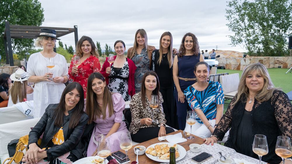 Celeste Foschi, Florencia Afranllie, Daniela Tiezzi Campoo, Cecilia Gili y Silvia Cervós. Paradas: Fátima Villagra, Ivana Groba, Vanina Manini, Giovanna Yannelli, Vanesa Tornaghi y Fernanda Canal. PH Ariel Larriba