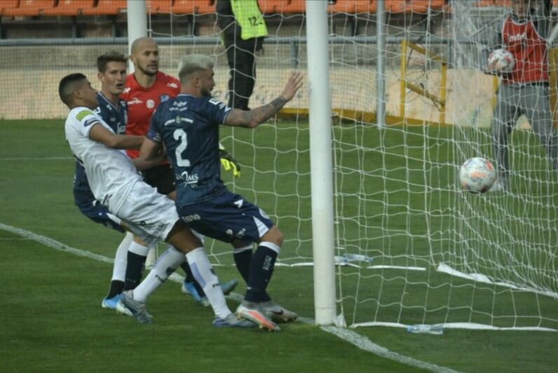 Gol de la Lepra. Sobre los 35' del ST, Romat, convirtió en su propia valla. / Orlando Pelichotti (Los Andes).