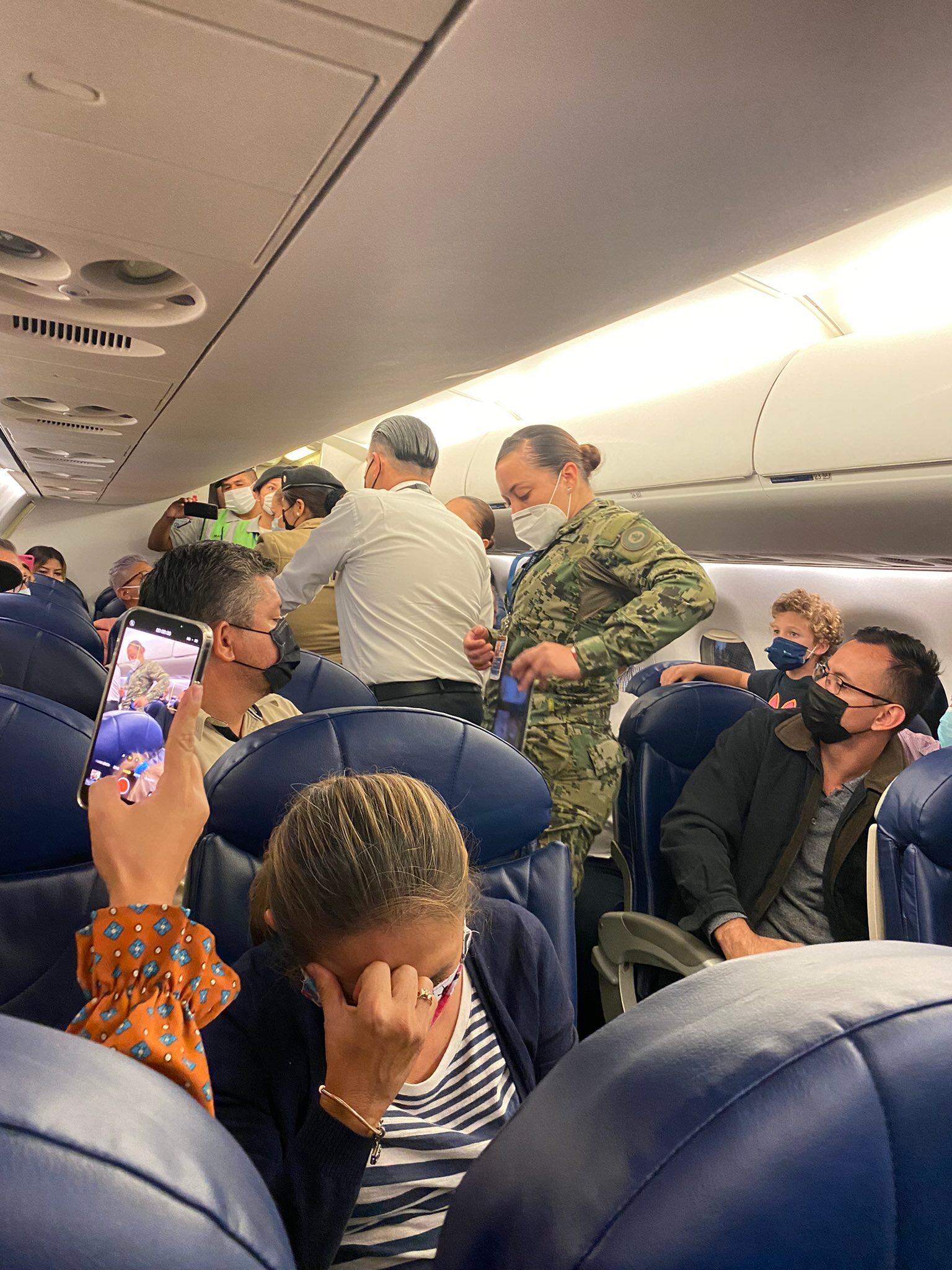 Dos mujeres subieron ebrias a un avión y con botellas de cerveza. Se negaron a bajar.