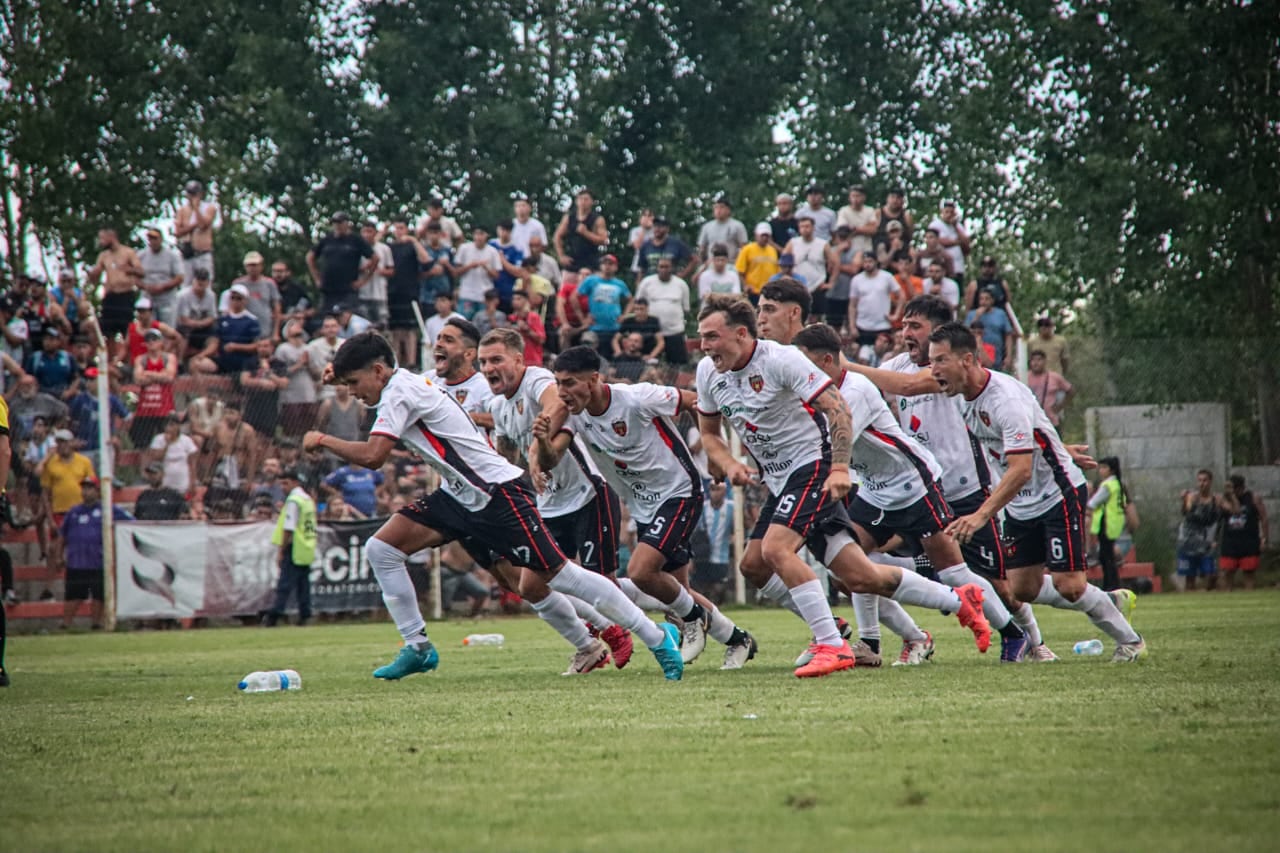 Heredia contuvo el último penal, y sus compañeros ya festejan el campeonato. /Foto: Valentina Villalobos