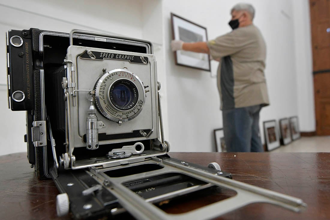 Montaje de la muestra fotográfica que inaugura el próximo 20 de junio, en el aniversario de la centenaria institución.