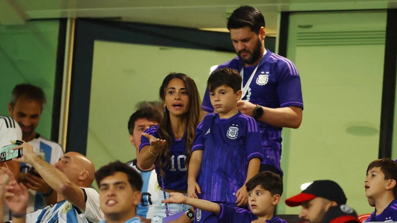 Mateo Messi le tiró un chupetín a los hinchas de Australia. Foto: Reuters