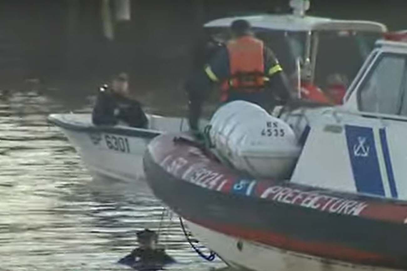 Prefectura durante la búsqueda de víctimas tras el choque entre una lancha y un bote (Captura de video).