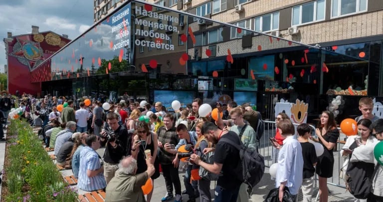 Personas se forman para entrar a un restaurante de comida rápida recién abierto en un antiguo establecimiento de McDonald’s, en Moscú. Foto: Web