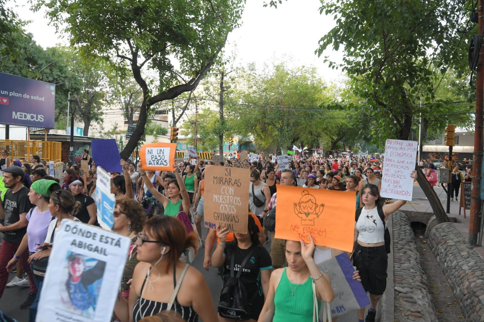 Miles de mujeres marcharon por las calles de Ciudad por el 8M. - Marcelo Rolland / Los Andes