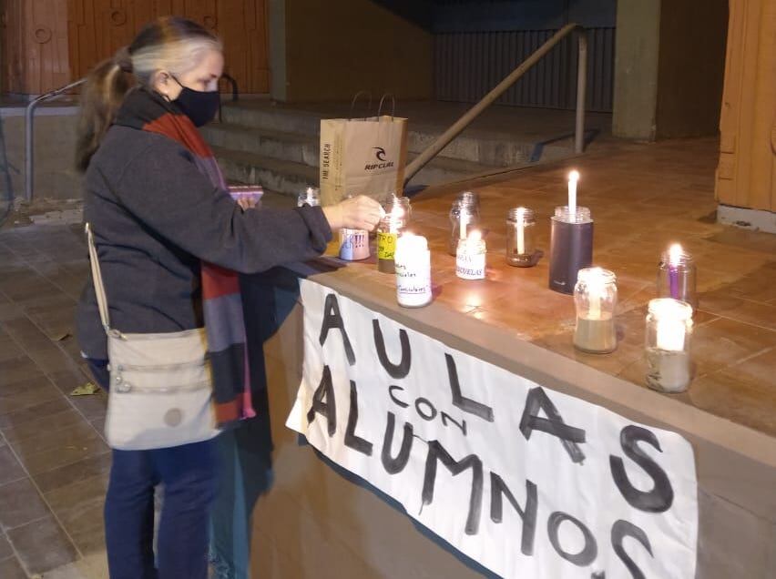 Padres de alumnos de colegios de la UNCuyo hacen vigilia para reclamar por el regreso de las clases presenciales.