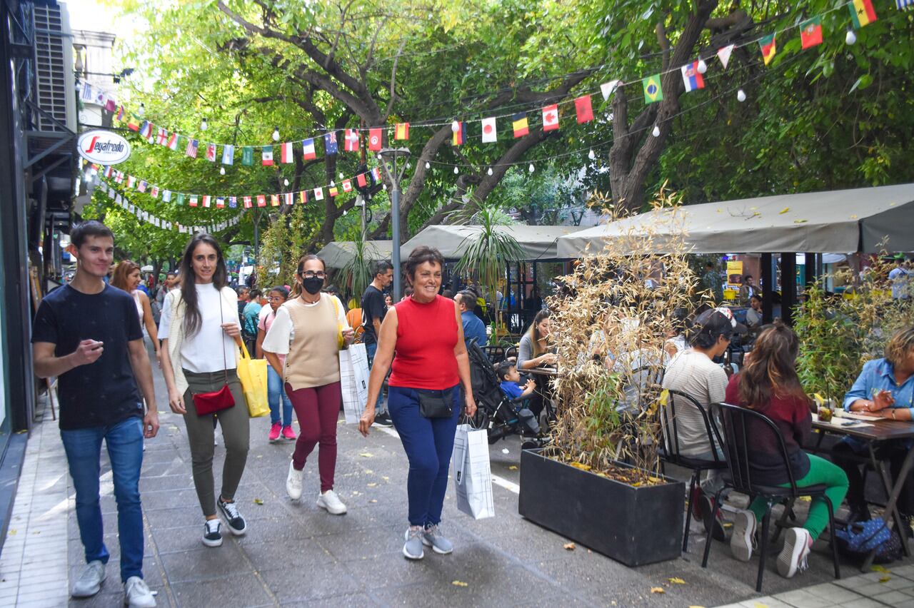 Turismo en Mendoza, de diferentes provincias y del vecino país, turistas disfrutan de las actividades que se realizan en la Plaza Independencia y la Peatonal Sarmiento

Foto: Mariana Villa / Los Andes