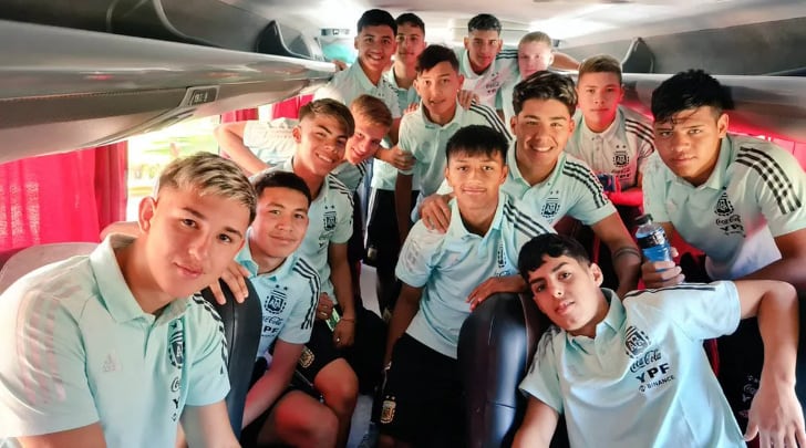 El mendocino que brilló en la Selección Sub15 en un homenaje a Pablo Aimar y los campeones en Qatar. Foto: Gentileza Jorge Busto