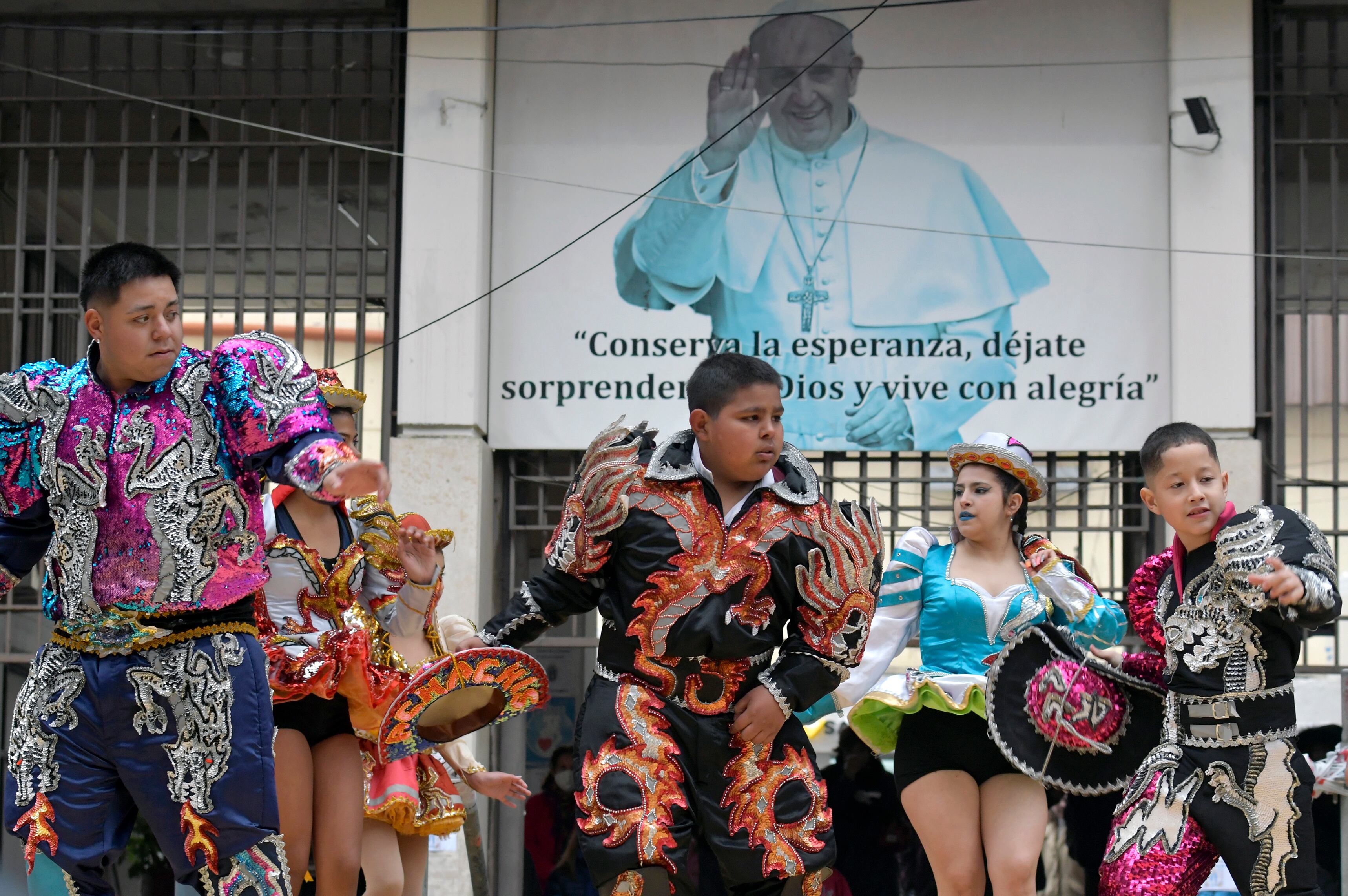 Los caporales bolivianos comenzaron con las actividades culturales. Foto: Orlando Pelichotti / Los Andes
